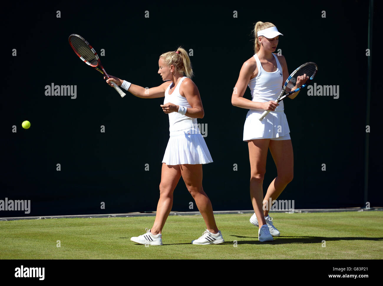 Naomi Broady (rechts) und Emily Webley Smith in Aktion während des Frauen-Doppelns am zweiten Tag der Wimbledon Championships im All England Lawn Tennis und Croquet Club, Wimbledon. Stockfoto