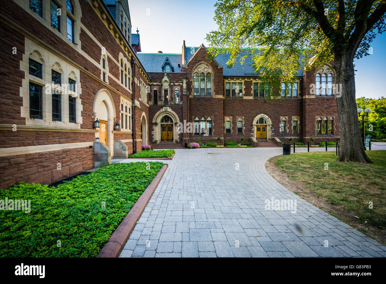 Gehweg und die Long Walk Gebäude am Trinity College in Hartford, Connecticut. Stockfoto