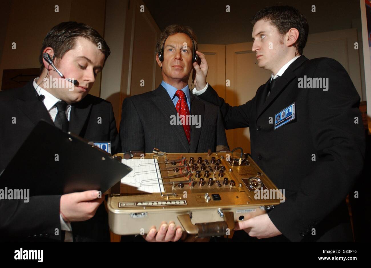 Die Ausstellungsschauspieler Jefferson Turner (links) und Daniel Clarkson geben dem Wachsfigurenkabinett des britischen Premierministers Tony Blair einen Lügendetektortest. Stockfoto