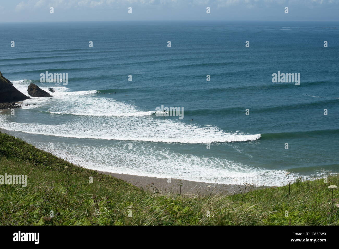 Surfer genießen einige lange Fahrten auf einem perfekten Kurzurlaub in Bluepool, Broughton, Gower, Wales. Stockfoto