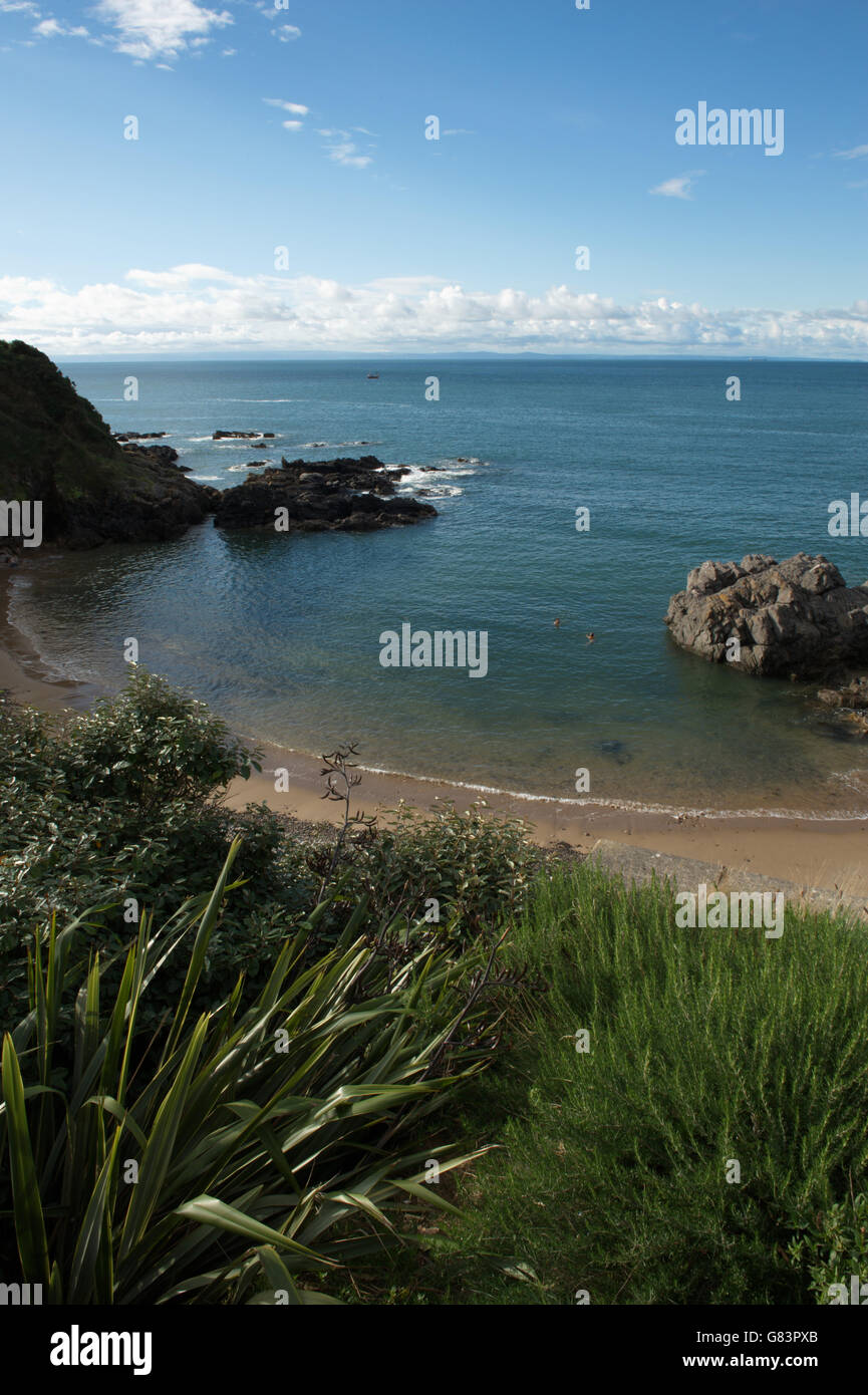 Badegäste in ein Hufeisen geformte Bucht bei Langland, Gower, Wales Stockfoto