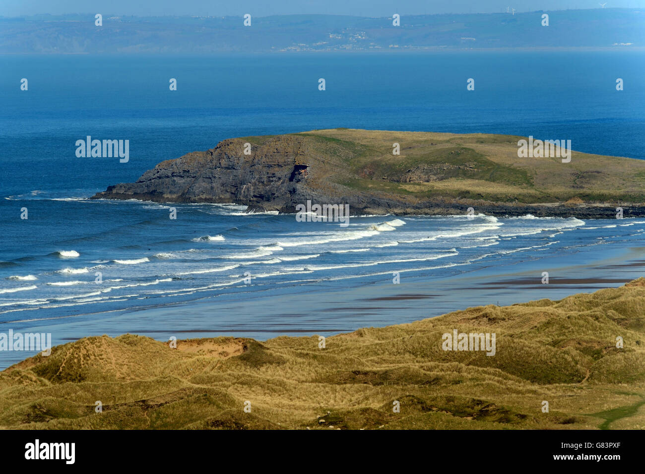 Eines der Top 10 Strände der Welt sind die Ansichten über Rhossili Bucht und Wurmkopf hervorragend Stockfoto