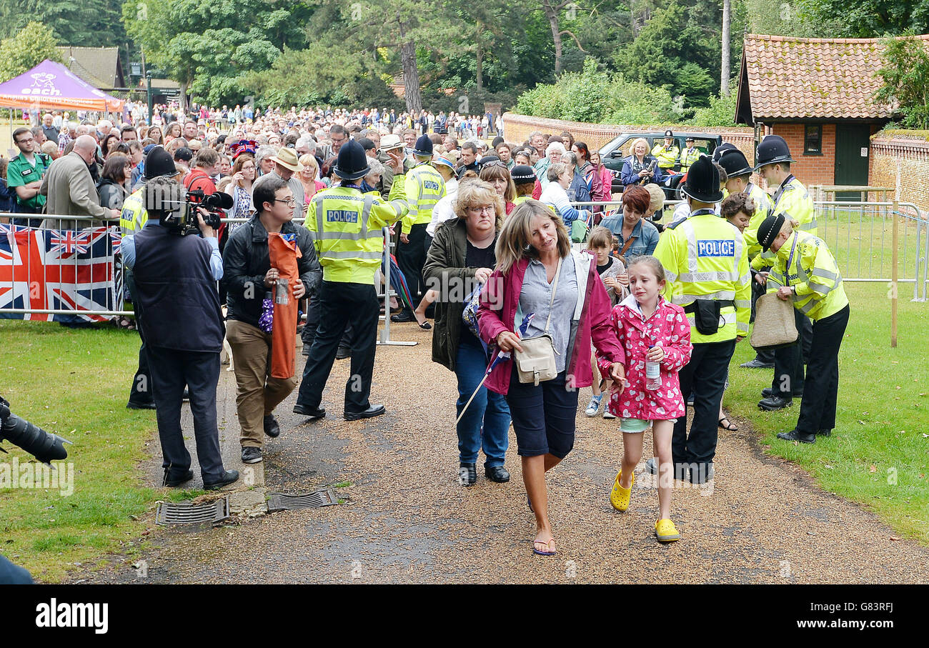 Eine große Menge loyaler königlicher Fans geht durch die Sicherheitskräfte in die Gegend um die Kirche St. Mary Magdalene in Sandringham, Norfolk, da Prinzessin Charlotte vor der Königin und der nahen Familie getauft wird. Stockfoto