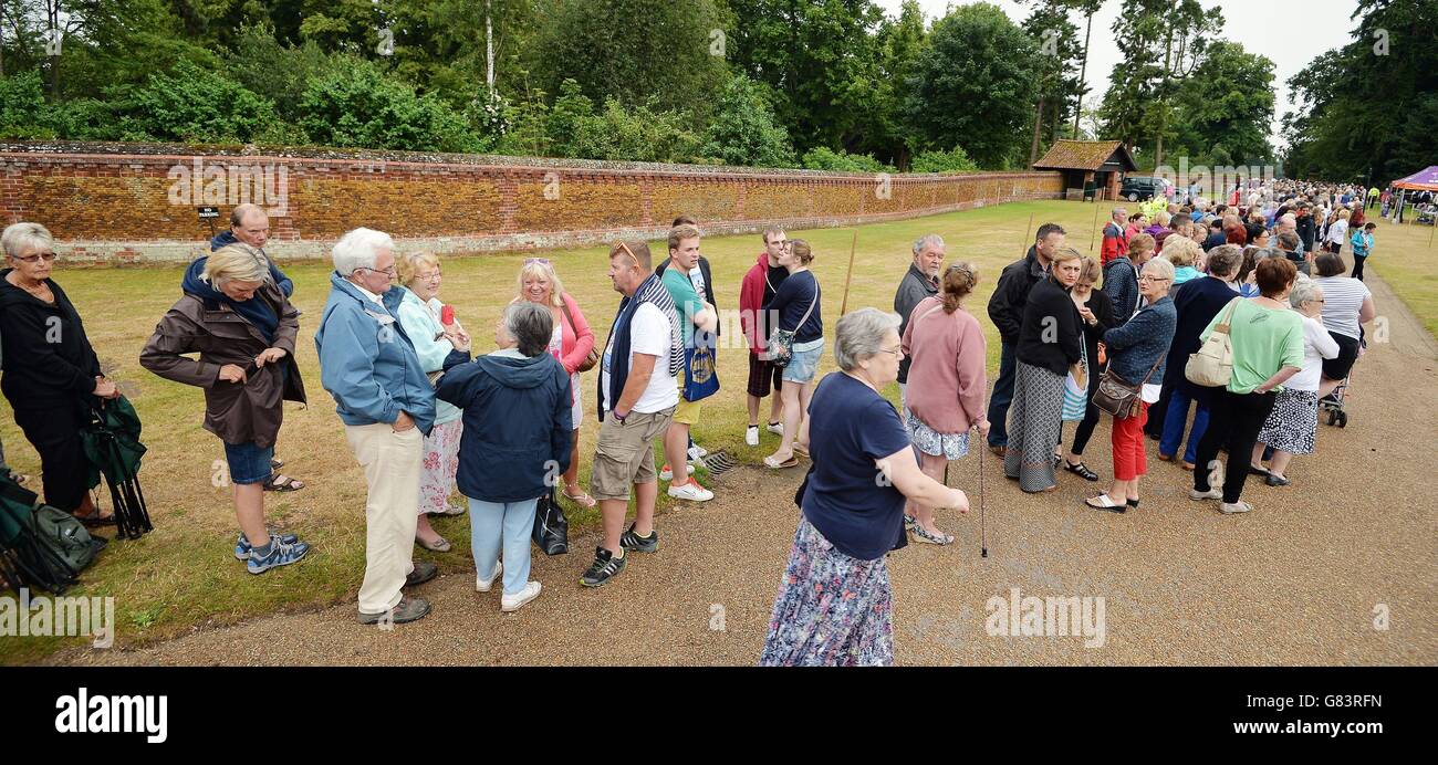 Eine große Menge loyaler königlicher Fans warten darauf, durch die Sicherheitskräfte in die Gegend um die Kirche St. Mary Magdalene in Sandringham, Norfolk, zu gehen, da Prinzessin Charlotte vor der Königin und nahen Familie getauft wird. Stockfoto