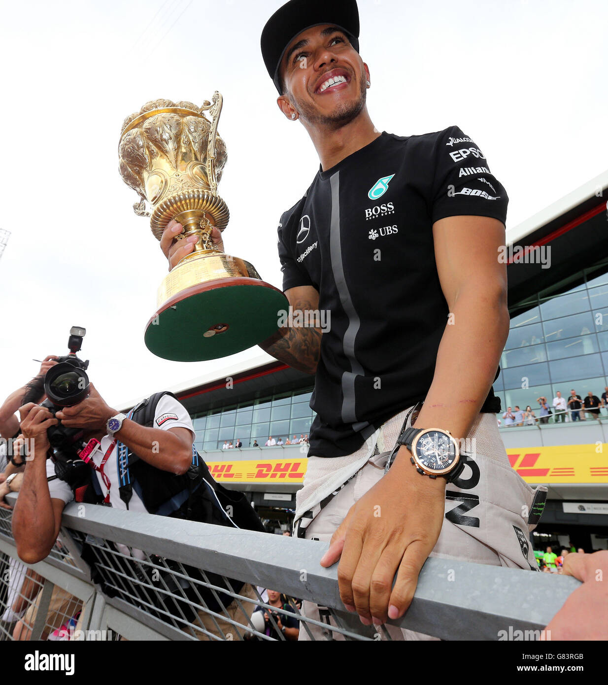 Motorsport - Formel-1-Weltmeisterschaft - Großer Preis Von Großbritannien 2015 - Silverstone Circuit. Mercedes-Pilot Lewis Hamilton feiert seinen Sieg beim Grand Prix von Großbritannien 2015 auf dem Silverstone Circuit in Towcester. Stockfoto
