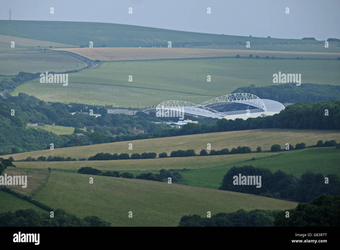 Die Amex Stadion steigt aus den Wiesen und Tiefen in East Sussex, UK Stockfoto