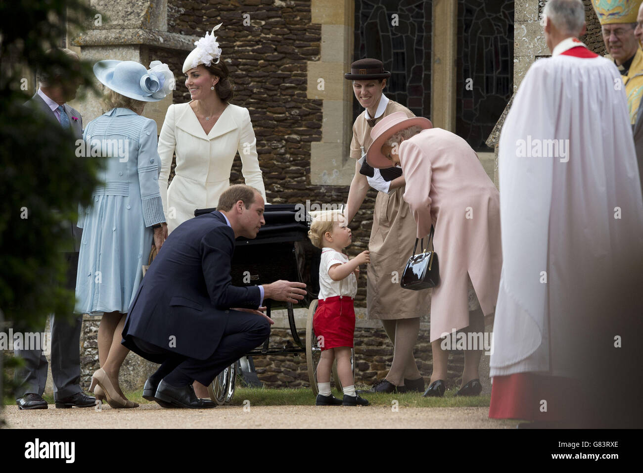 Der Herzog und die Herzogin von Cambridge mit Prinz George im Gespräch mit Königin Elizabeth II., mit dem Erzbischof von Canterbury Justin Welby (rechts) und dem Kindermädchen Maria Teresa Turrion Borrallo, als sie die Kirche der heiligen Maria Magdalena in Sandringham, Norfolk, verlassen. Stockfoto