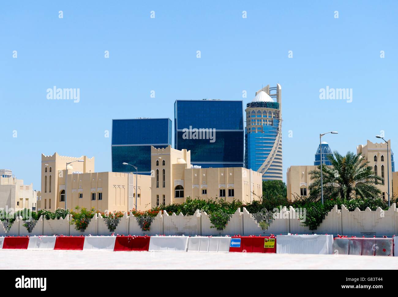 Sich rasch entwickelnden neuen Stadt lusail, Katar. West Bay Lagoon Plaza "zig-zag" wohntürme (l) und der Falcon Turm (r) Stockfoto