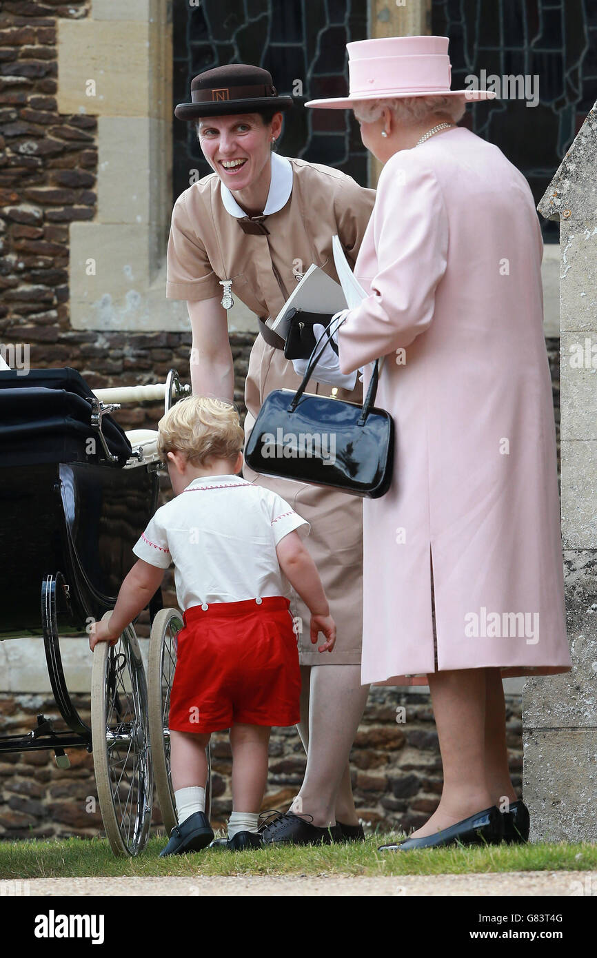 Prinz George spricht mit Königin Elizabeth II. Und dem Kindermädchen Maria Teresa Turrion Borrallo, als sie die Kirche der heiligen Maria Magdalena in Sandringham, Norfolk, verlassen. Stockfoto