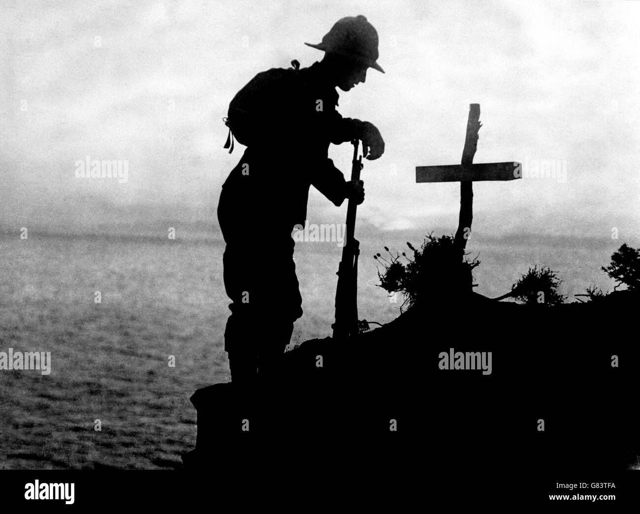 Ein britischer Soldat zollt am Grab eines Kollegen in der Nähe von Kap Helles, wo die Landungen in Gallipoli stattfanden, seinen Respekt. Stockfoto