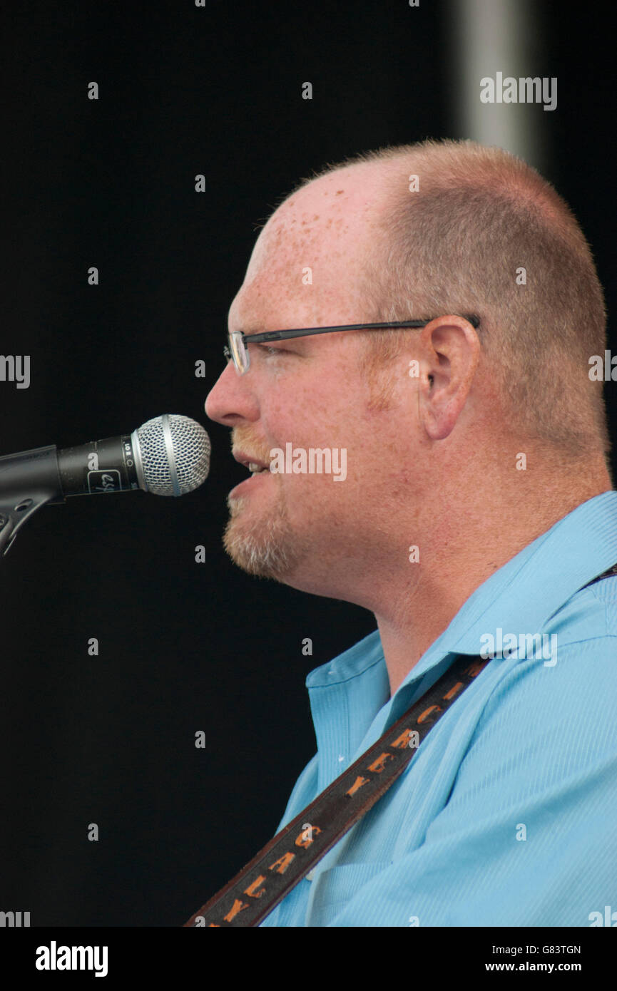 Mickey Galyean mit Cullens Brücke Gluegrass Musizieren beim American Folk Festival 2015, Bangor, ME Stockfoto