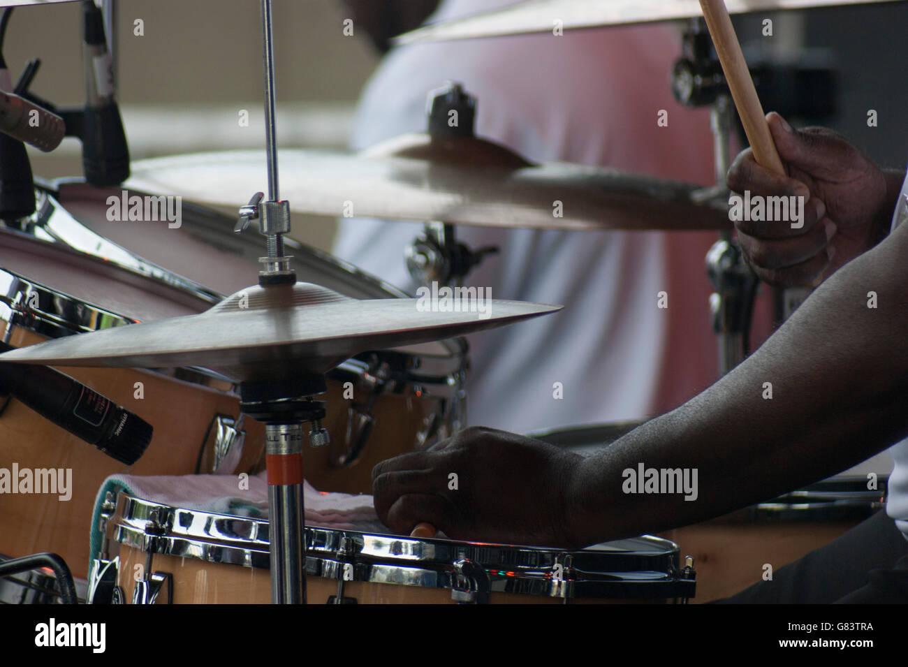 Trommeln für die sensationelle Royal Lichter Gospel-Gruppe gespielt wird Stockfoto
