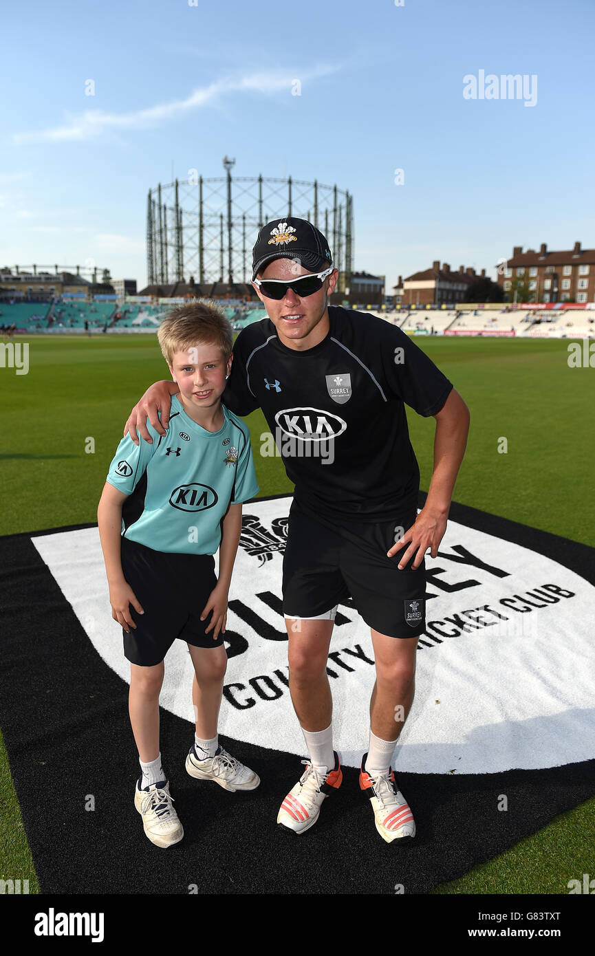 Cricket - NatWest t20 Blast - Southern Division - Surrey / Gloucestershire - Kia Oval. Surreys Maskottchen am Spieltag mit Samuel Curran Stockfoto