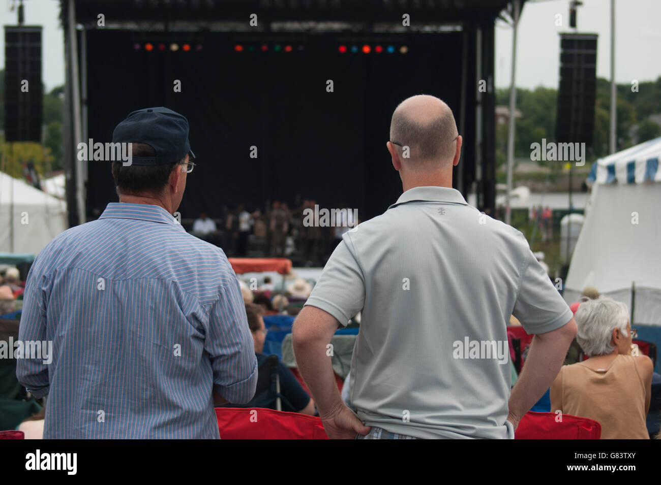 Publikumsmitglieder genießen die sensationelle Royal Lichter Gospel-Gruppe beim American Folk Festival 2015, Bangor, ME Stockfoto