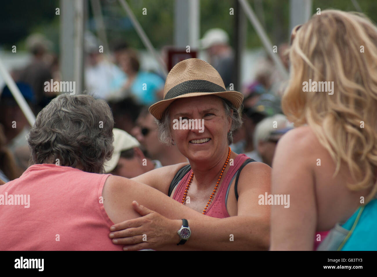 Das Publikum tanzt Zydeco-Musik von Kreolisch Unlimited beim American Folk Festival 2015, Bangor, ME Stockfoto