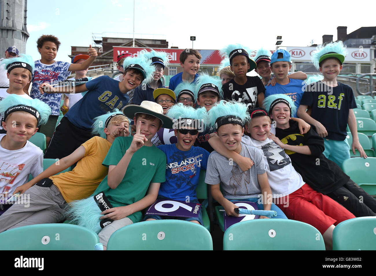 Junge Surrey-Fans mit markenmarkenspezifischen Kopfbedeckungen auf den Tribünen Stockfoto