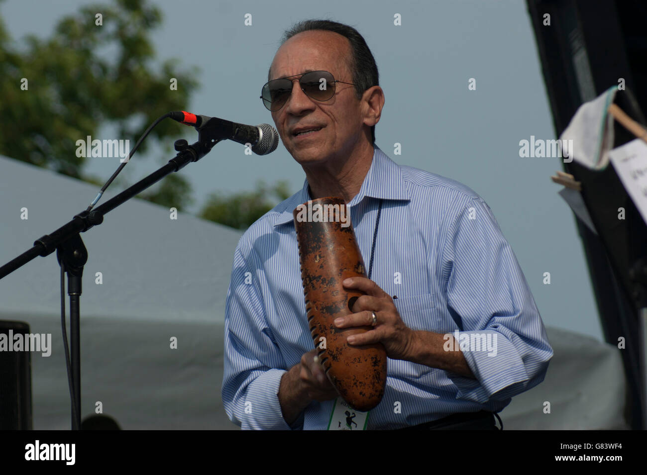 Sänger Maldonado spielen eine Guiro für Mitch Frohman & The Bronx