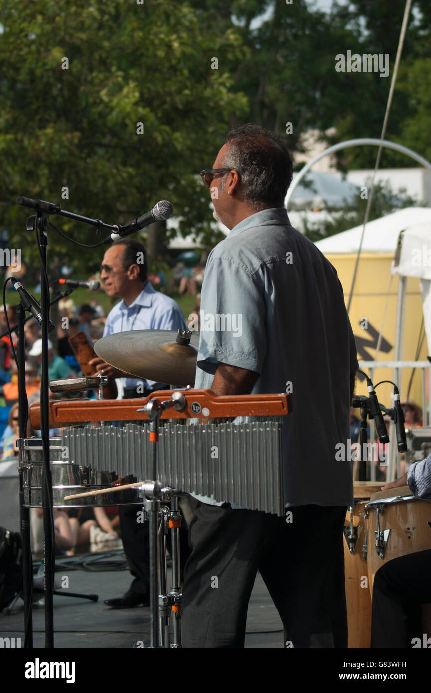 Sänger und Perkussionist für Mitch Frohman & The Bronx Hörner, ein Mambo-Orchester spielen Stockfoto