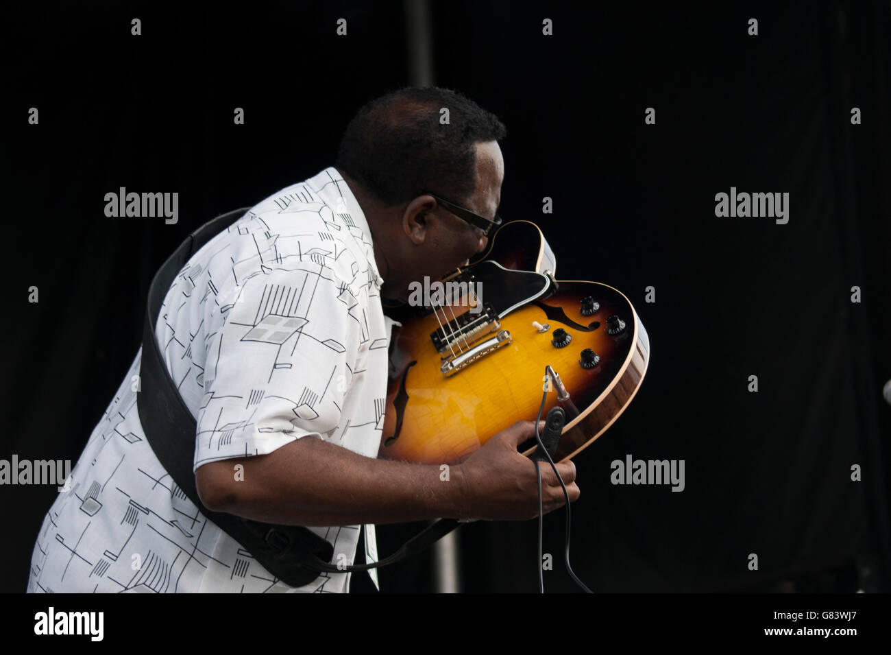 Preston Shannon Gitarre mit seiner Zunge während der Durchführung von Memphis Blues Musik beim American Folk Festival 2015, Bangor, Stockfoto