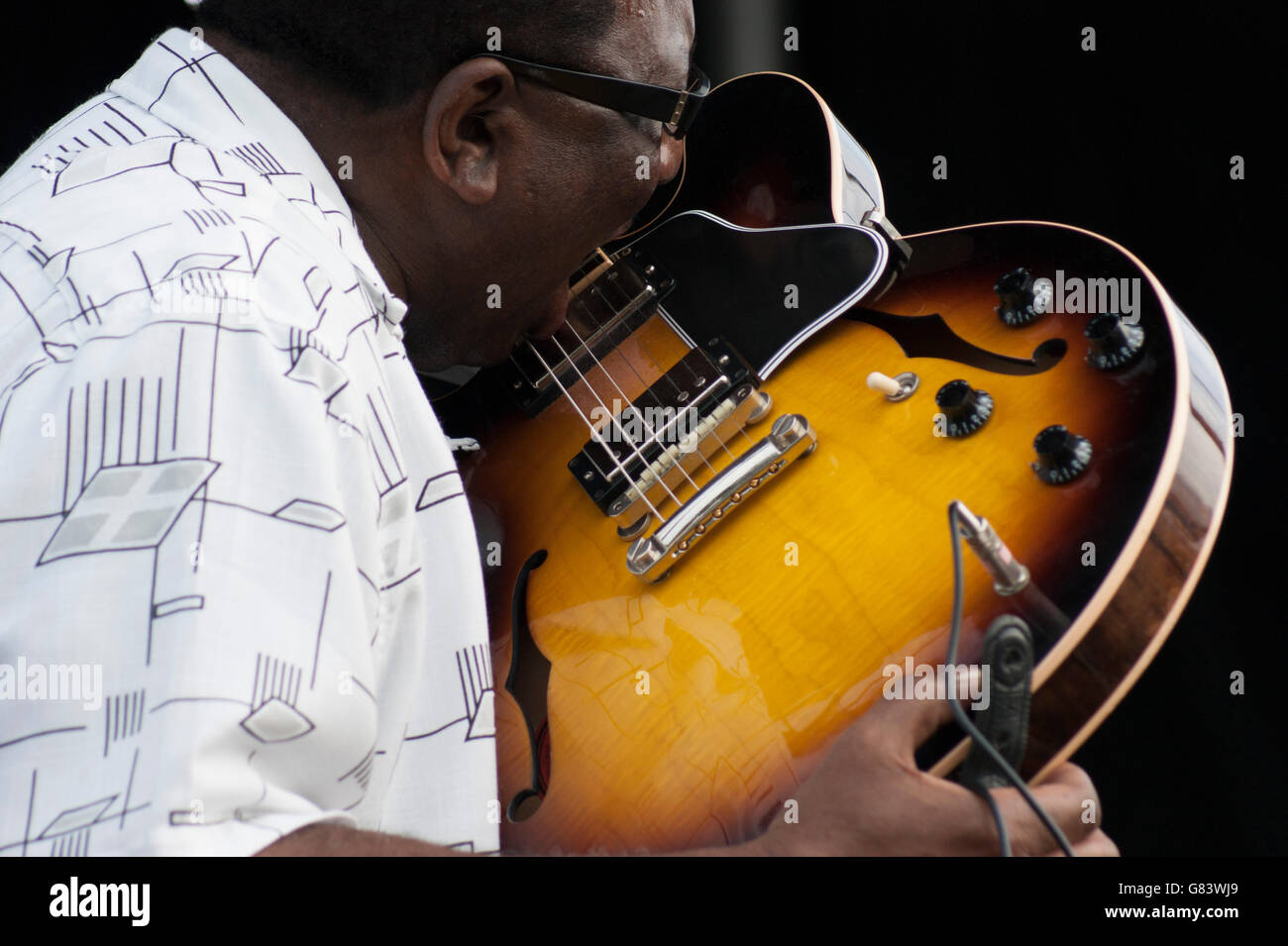 Preston Shannon Gitarre mit seiner Zunge während der Durchführung von Memphis Blues Musik beim American Folk Festival 2015, Bangor, Stockfoto