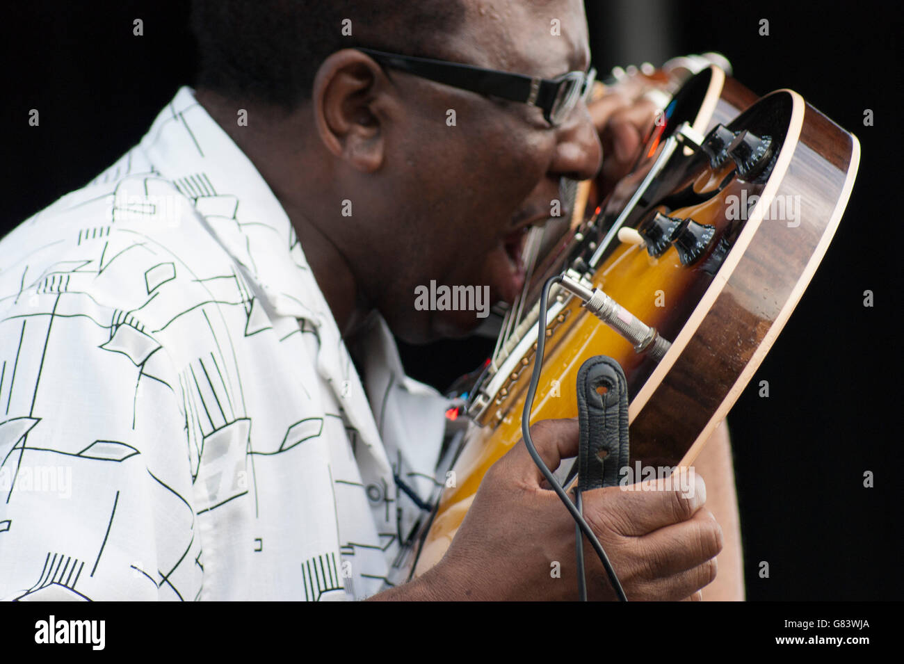 Preston Shannon Gitarre mit seiner Zunge während der Durchführung von Memphis Blues Musik beim American Folk Festival 2015, Bangor, Stockfoto