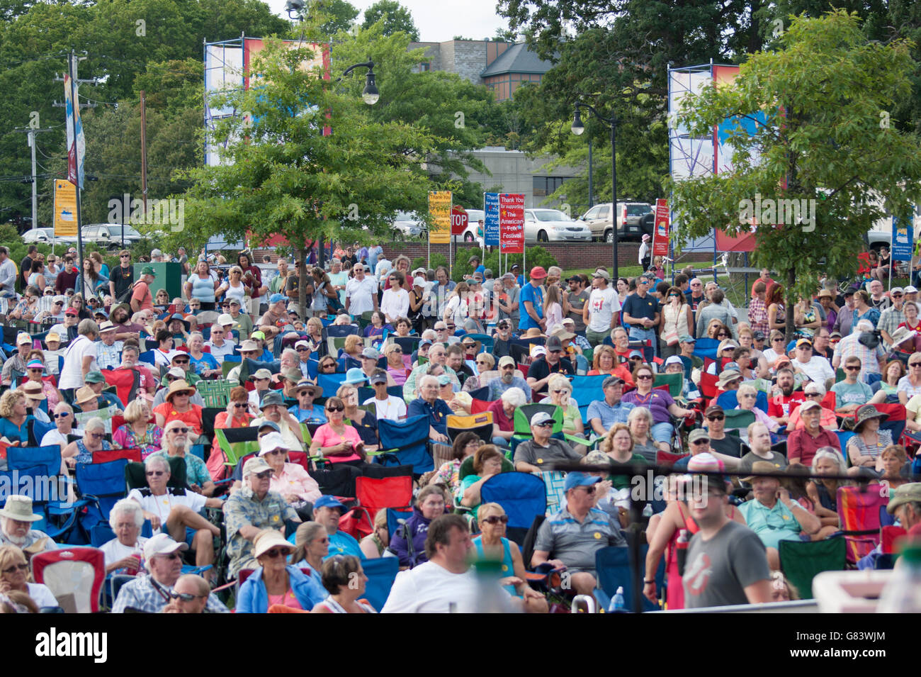 Publikumsmitglieder Musikgenuss beim American Folk Festival 2015, Bangor, ME Stockfoto