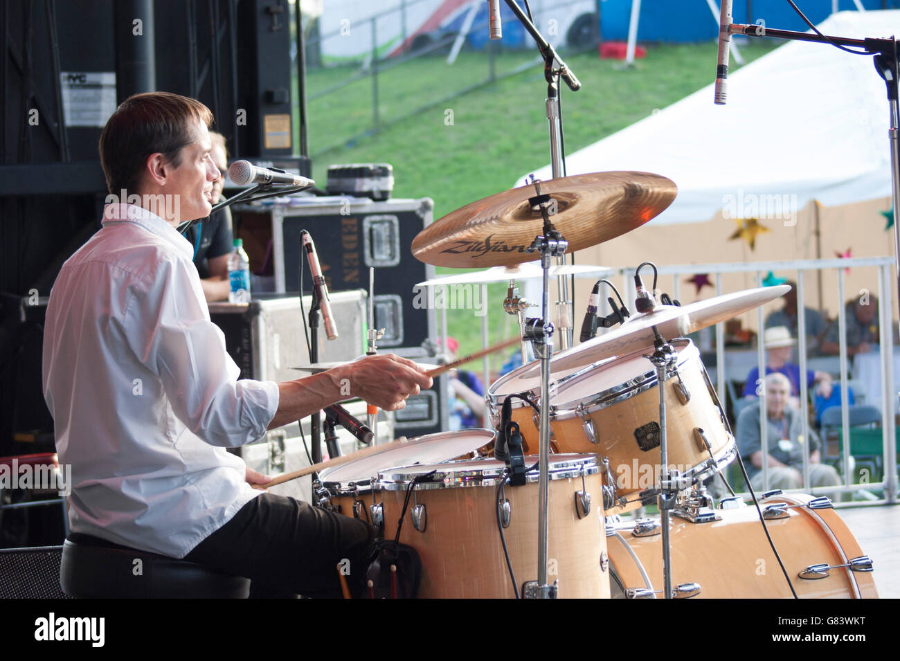 Durmmer für Sleepy LaBeef Rockabilly Musik beim American Folk Festival 2015, Bangor, ME Stockfoto