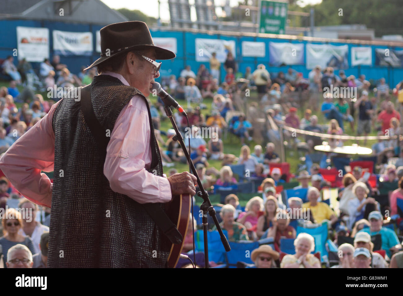 Sleepy LaBeef Rockabilly Musik beim American Folk Festival 2015, Bangor, ME und im Gespräch mit dem Publikum Stockfoto