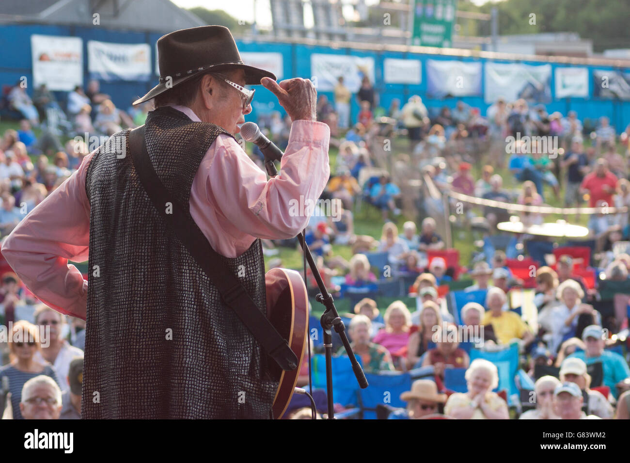 Sleepy LaBeef Rockabilly Musik beim American Folk Festival 2015, Bangor, ME und im Gespräch mit dem Publikum Stockfoto