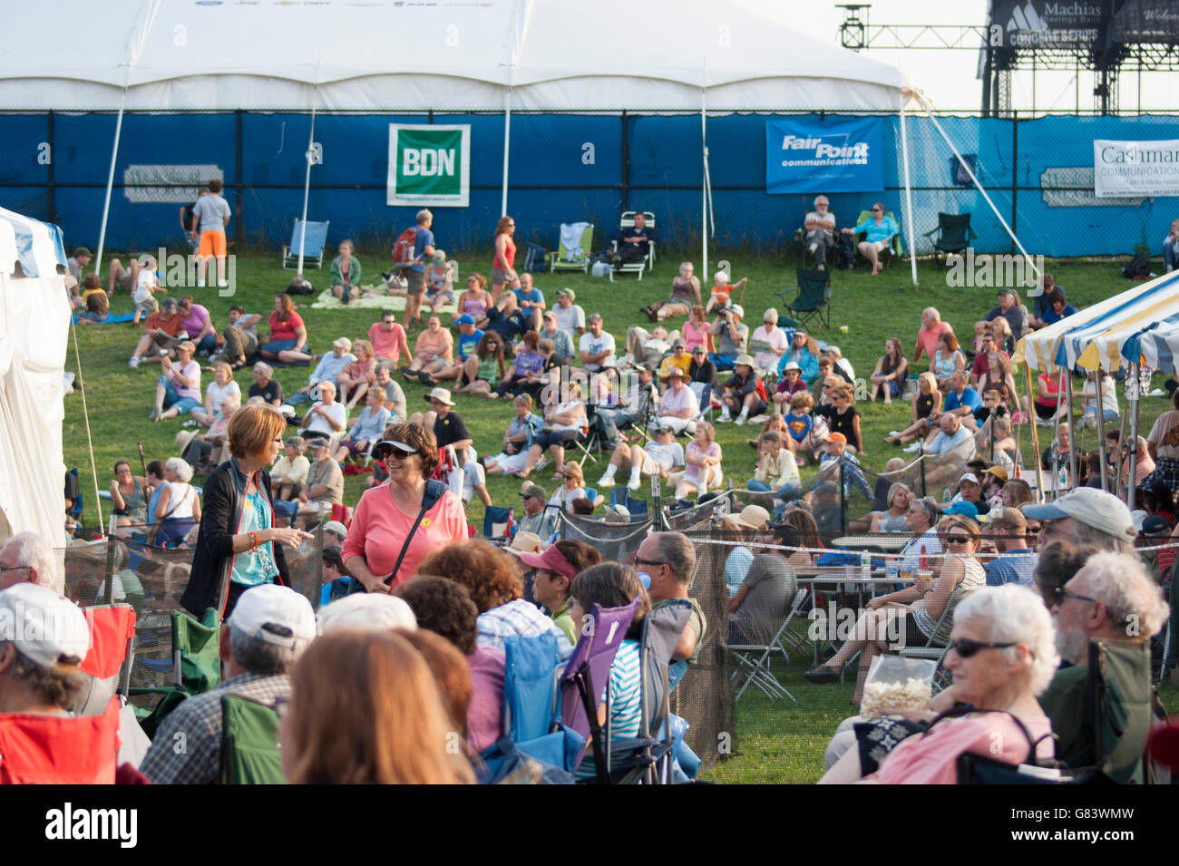 Publikumsmitglieder Musikgenuss beim American Folk Festival 2015, Bangor, ME Stockfoto