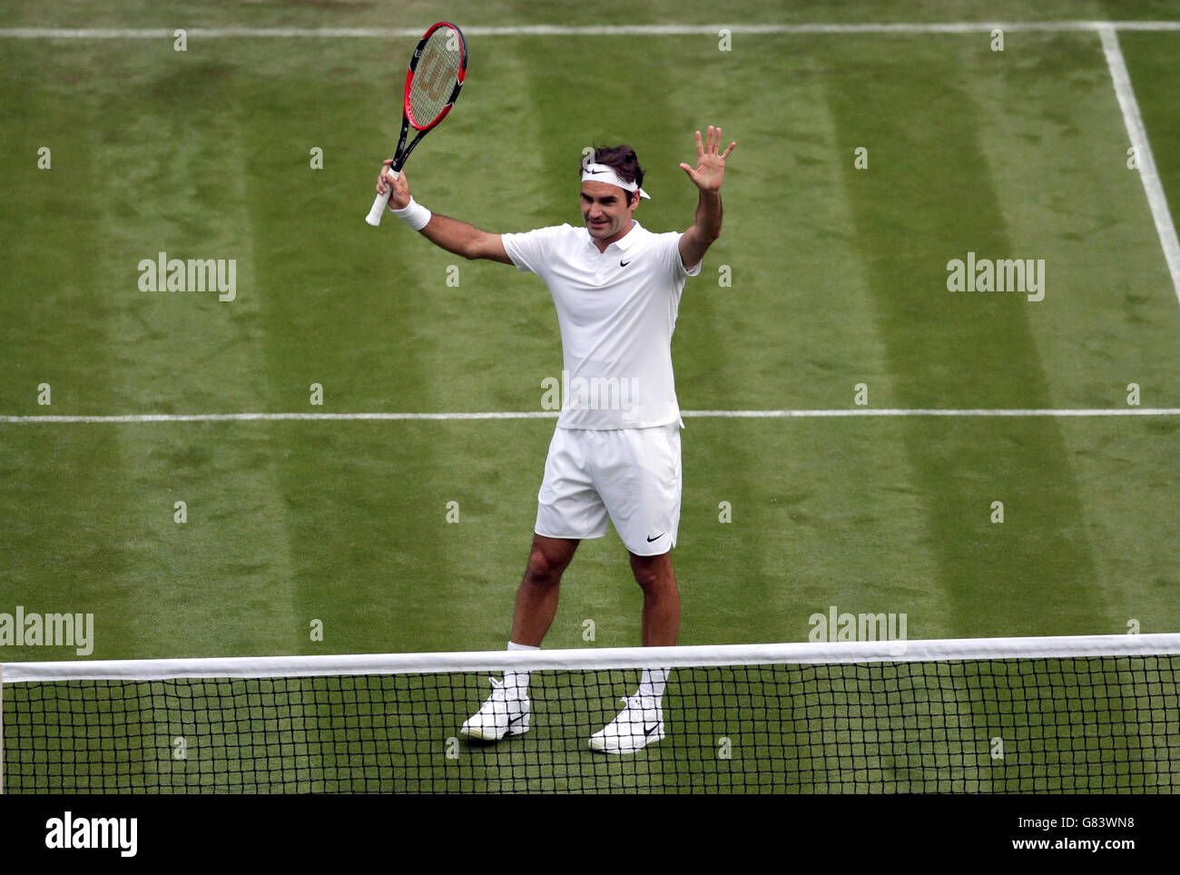 Roger Federer würdigt die Menge, nachdem er Guido Pella am ersten Tag der Wimbledon-Meisterschaften im All England Lawn Tennis and Croquet Club, Wimbledon, besiegt hatte. Stockfoto