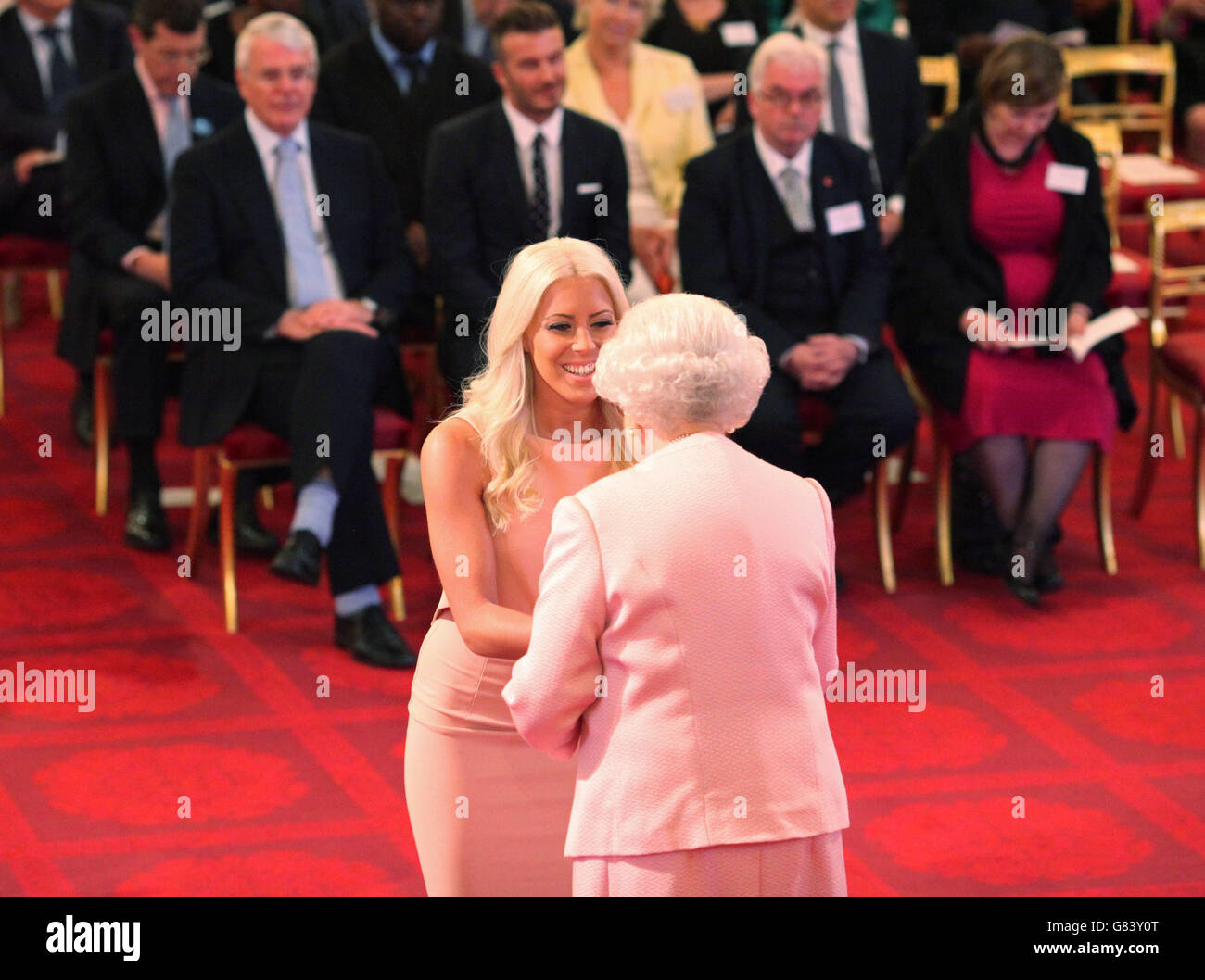 Zoe Jackson aus Großbritannien trifft Königin Elizabeth II. Im Buckingham Palace, London, während der Zeremonie für die Gewinner der Queen's Young Leaders Awards 2015. Stockfoto