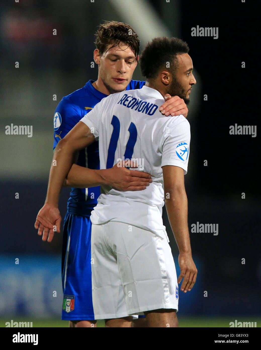 Fußball - UEFA U-21-Europameisterschaft - Gruppe B - England gegen Italien - Ander Stadium. Der Engländer Nathan Redmond (rechts) schüttelt sich nach dem Spiel die Hände mit der Italienerin Andrea Belotti Stockfoto