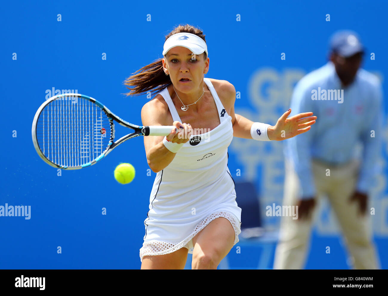 Die polnische Agnieszka Radwanska hat am sechsten Tag der AEGON International im Devonshire Park, Eastbourne, gegen die bulgarische Tsvetana Pironkova gehandelt. DRÜCKEN SIE VERBANDSFOTO. Bilddatum: Donnerstag, 25. Juni 2015. Siehe PA Geschichte TENNIS Eastbourne. Das Foto sollte lauten: Gareth Fuller/PA Wire Stockfoto