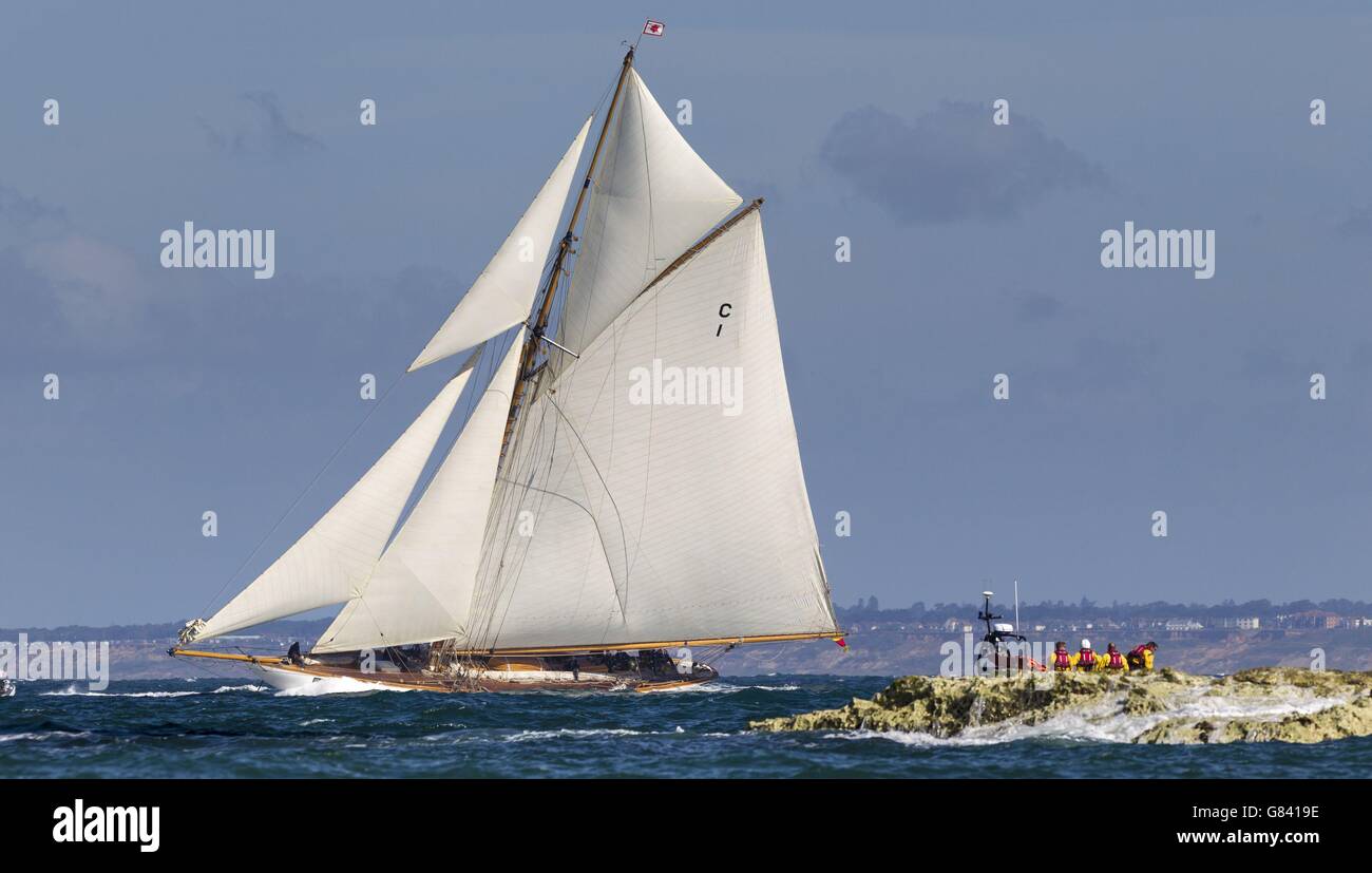 Eine Yacht passiert die Felsen an den Needles während des 84. J.P.Morgan Asset Management Round the Island Race. Die 50 Seemeilen lange Umrundung der Isle of Wight beginnt und endet vor Cowes, als 16,000 professionelle und Amateur-Segler an Bord von 1,600 Booten um den Gold Roman Bowl kämpfen. DRÜCKEN SIE VERBANDSFOTO. Bilddatum: Samstag, 27. Juni 2015. Bildnachweis sollte lauten: Chris Ison/PA Wire. Stockfoto