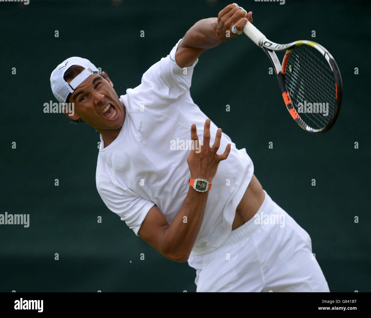 Der spanische Rafael Nadal übt während eines Vorschauungstages für die Wimbledon Championships im All England Lawn Tennis und Croquet Club in Wimbledon. Stockfoto