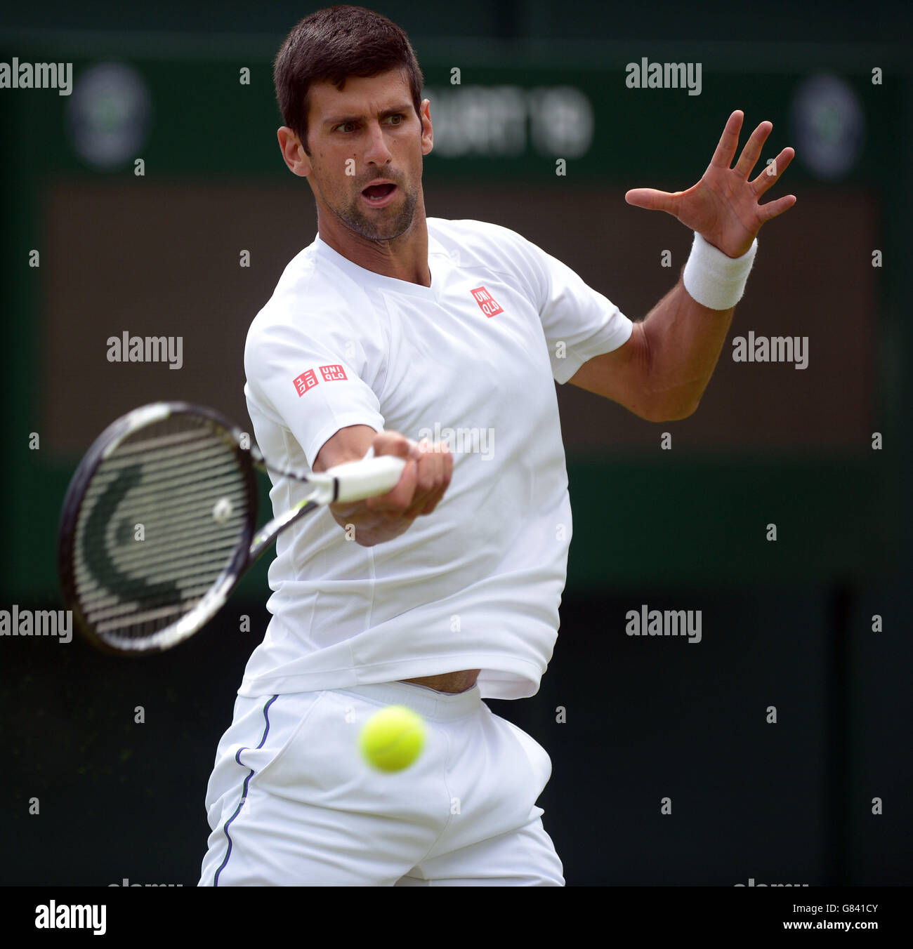 Serbiens Novak Djokovic übt während eines Vorbereitungstages für die Wimbledon-Meisterschaften im All England Lawn Tennis und Croquet Club, Wimbledon. Stockfoto