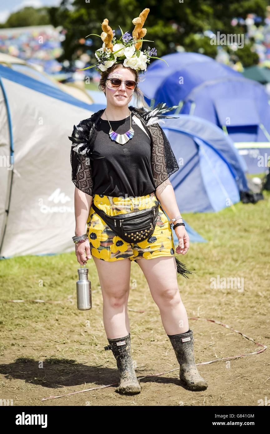 Glastonbury Festival 2015 - Tag 2. Kylie Betheras, 29, aus London beim Glastonbury Festival auf der Worthy Farm in Somerset. Stockfoto