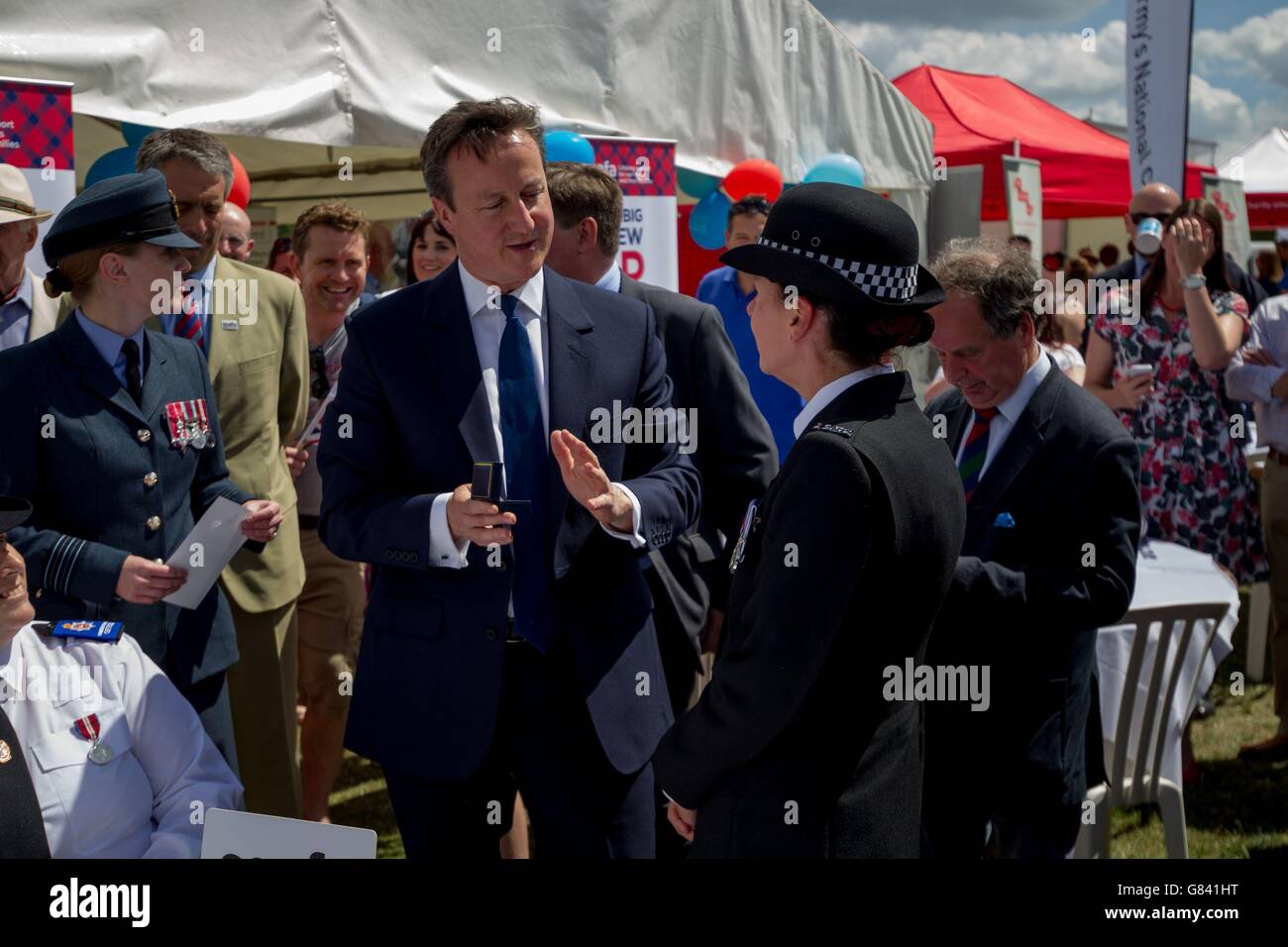 Premierminister David Cameron betrachtet Exponate im Stoke Park am Tag der Streitkräfte in Guildford. Stockfoto