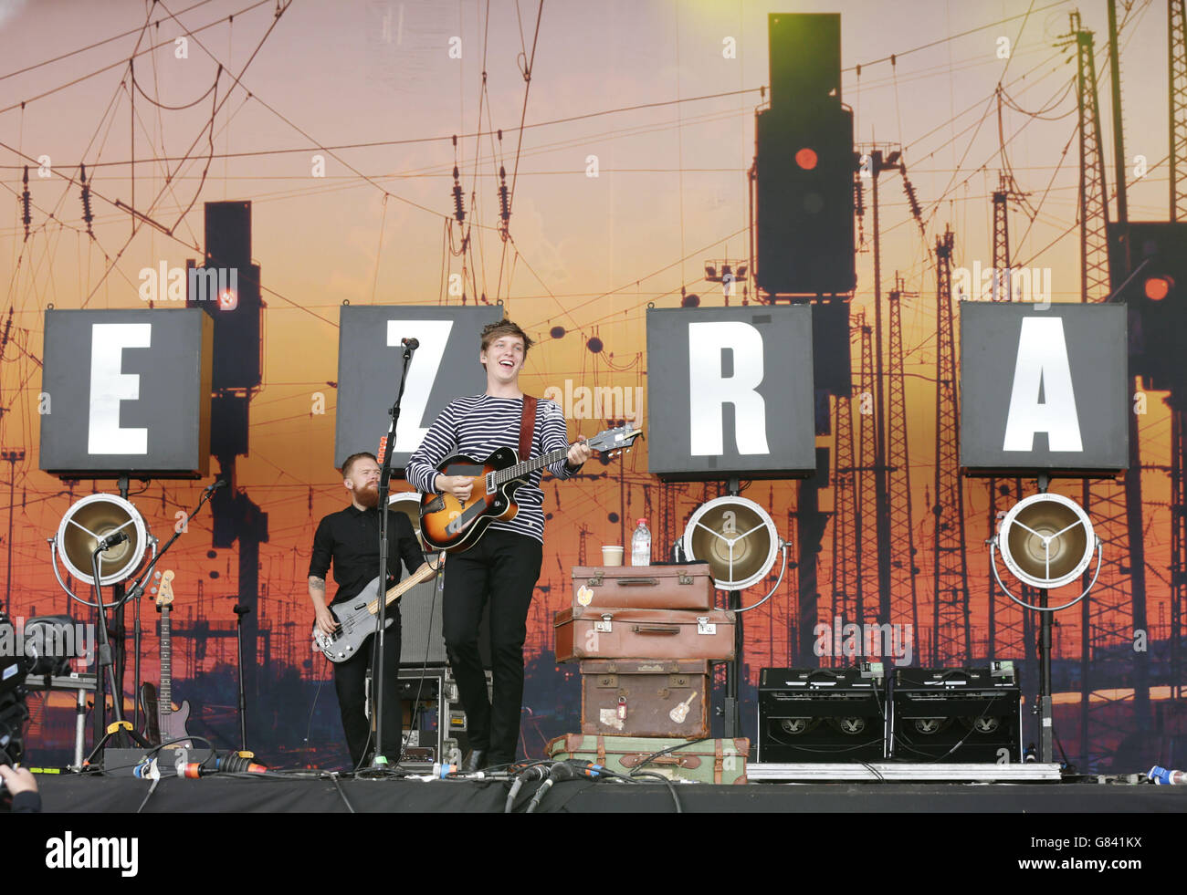 Glastonbury Festival 2015 - Tag 2. George Ezra tritt auf der Pyramid-Bühne beim Glastonbury Festival auf der Worthy Farm in Somerset auf. Stockfoto