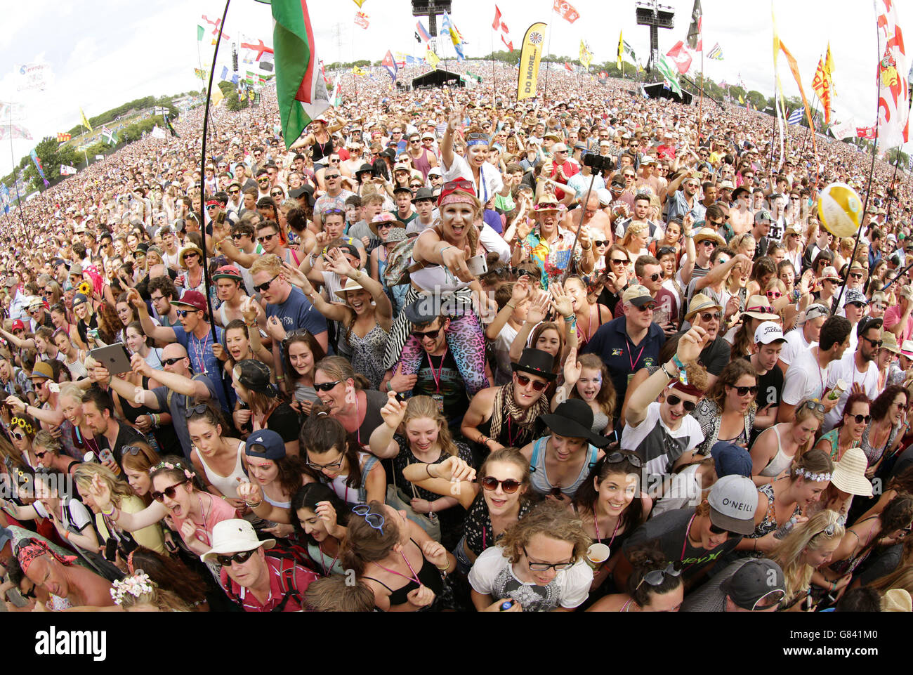 Die Menge, die George Ezra auf der Pyramid Stage beim Glastonbury Festival auf der Worthy Farm in Somerset auftrat. Stockfoto
