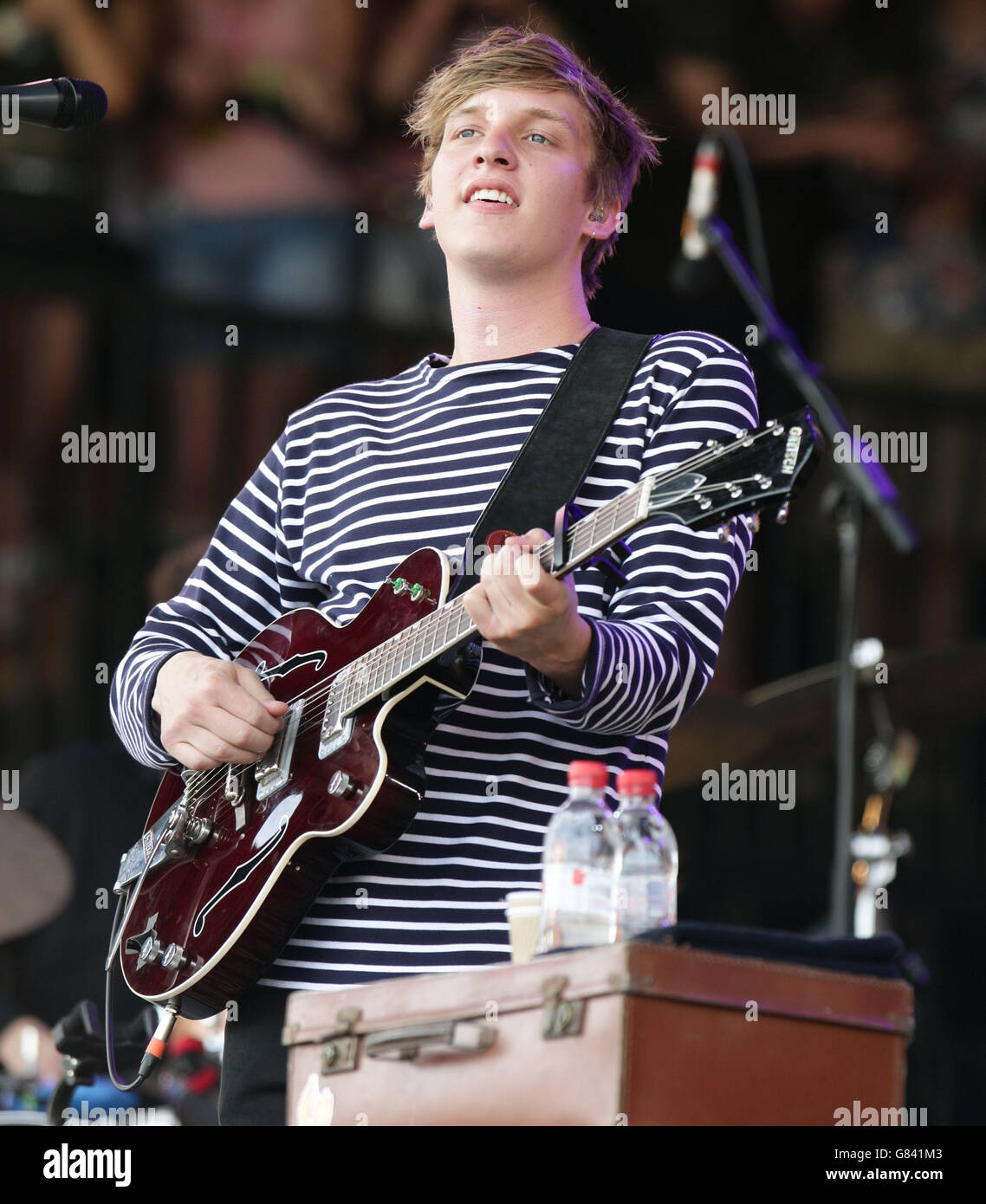 Glastonbury Festival 2015 - Tag 2. George Ezra tritt auf der Pyramid-Bühne beim Glastonbury Festival auf der Worthy Farm in Somerset auf. Stockfoto