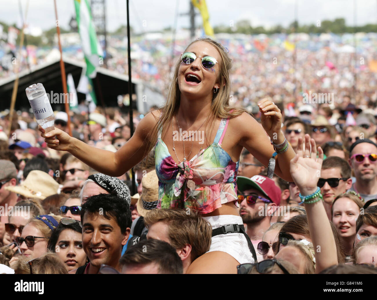 Die Menge, die George Ezra auf der Pyramid Stage beim Glastonbury Festival auf der Worthy Farm in Somerset auftrat. Stockfoto