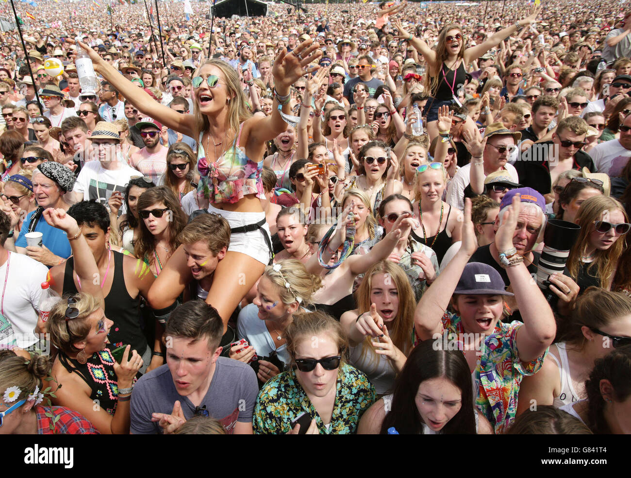 Die Menge beobachtet George Ezra, wie er auf der Pyramid Stage beim Glastonbury Festival auf der Worthy Farm in Somerset auftrat. Stockfoto
