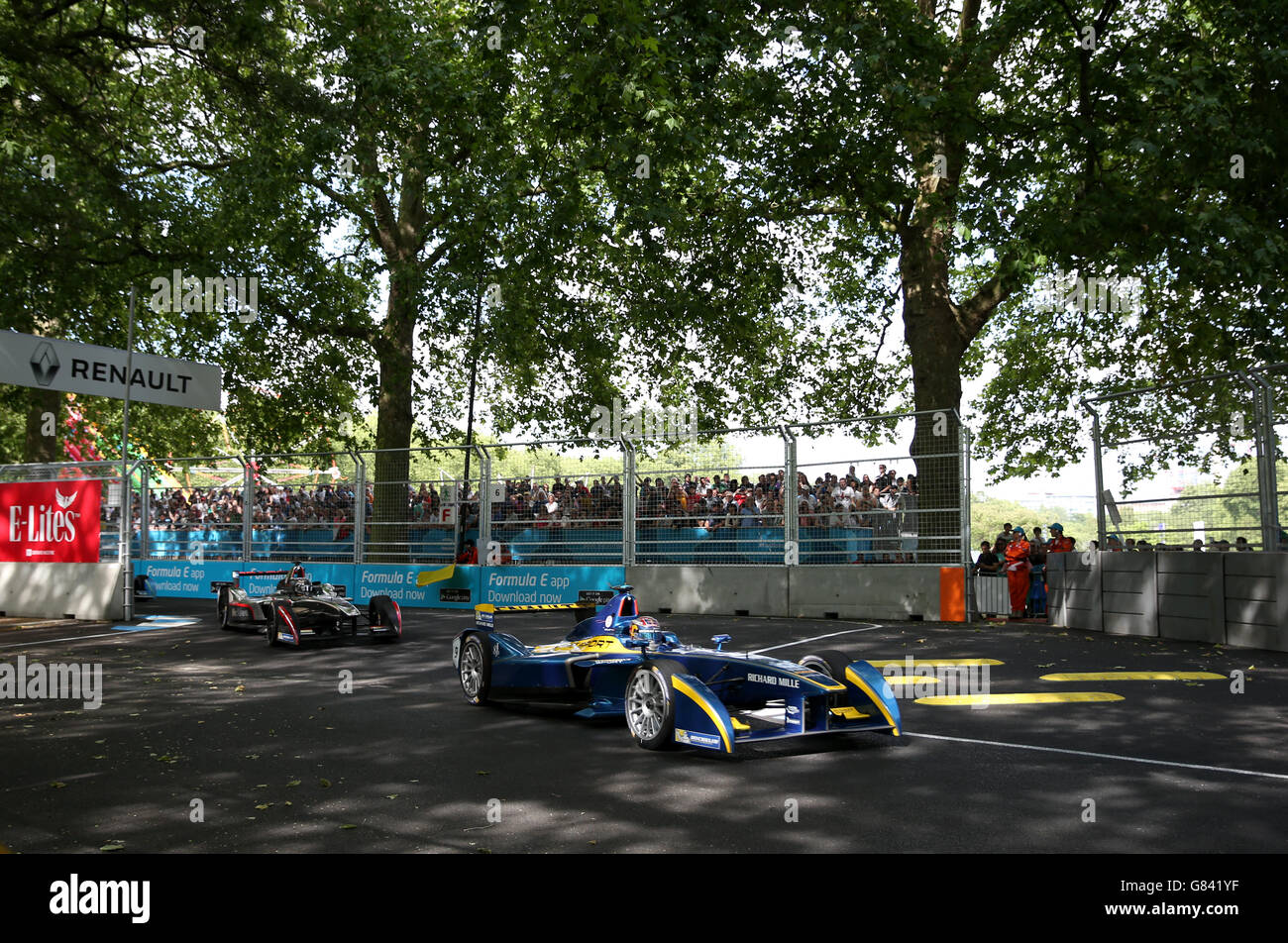 E.Dams Renault-Pilot Sebastien Buemi führt in der letzten Runde beim Visa London ePrix im Battersea Park, London. Stockfoto