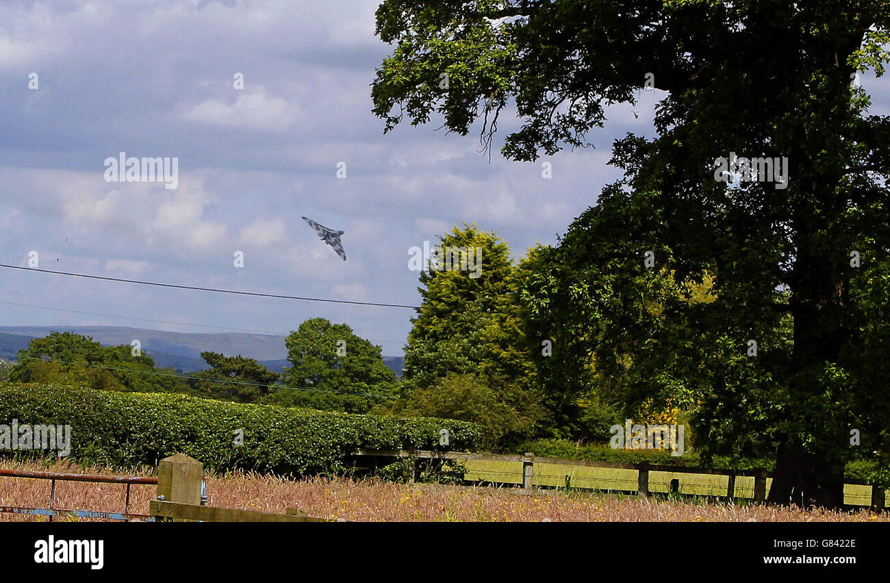Der einzige verbliebene Airworthy Avro Vulcan Bomber - XH558 führt einen Fliegerast über Woodford in Cheshire durch, wo er 1960 in der Avro Fabrik montiert wurde, als Teil der V Force Tour 2015, wird der Bomber wahrscheinlich nach dem Ende der Tour vom Fliegen abgesetzt werden. Stockfoto