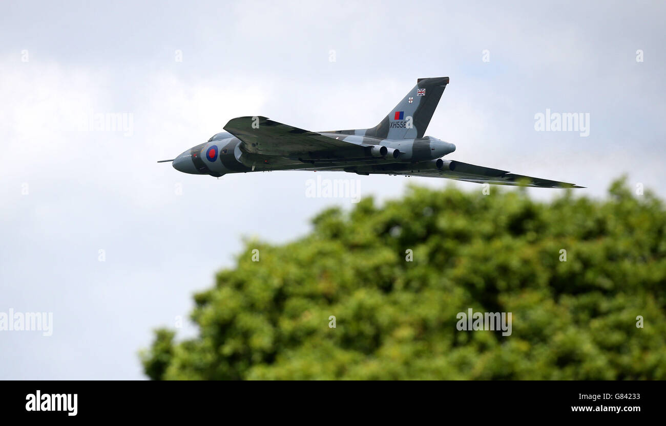 Der einzige verbliebene Airworthy Avro Vulcan Bomber - XH558 führt einen Fliegerast über Woodford in Cheshire durch, wo er 1960 in der Avro Fabrik montiert wurde, als Teil der V Force Tour 2015, wird der Bomber wahrscheinlich nach dem Ende der Tour vom Fliegen abgesetzt werden. Stockfoto