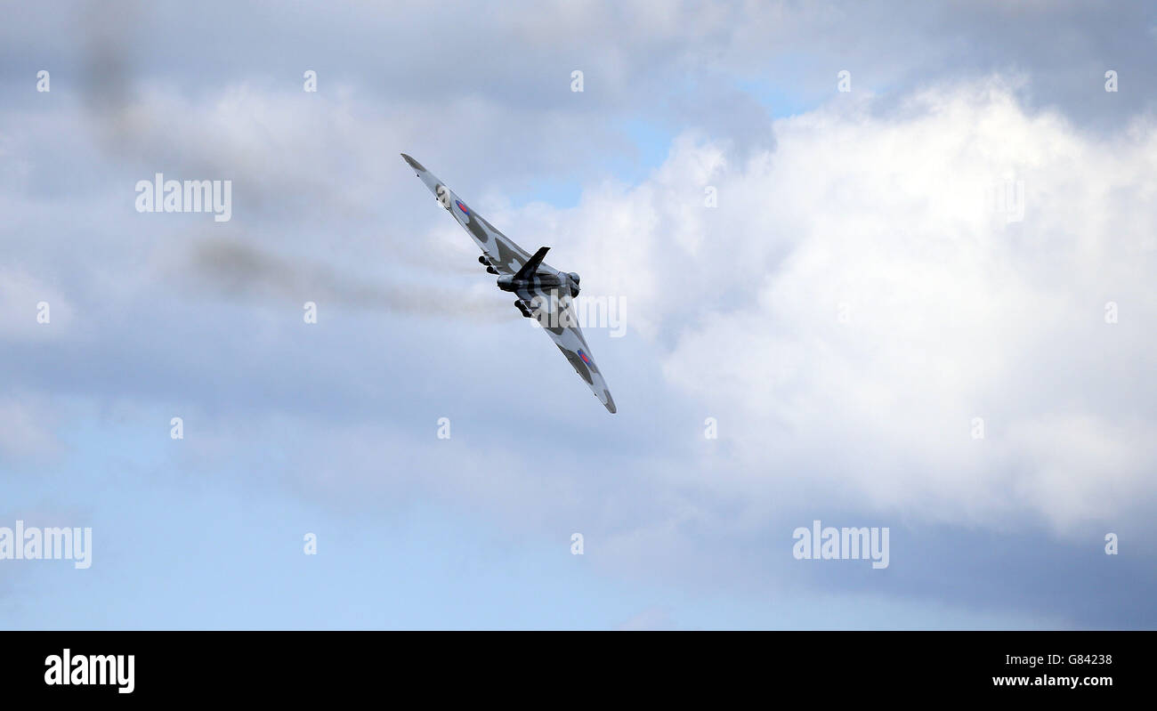 Der einzige verbliebene Airworthy Avro Vulcan Bomber - XH558 führt einen Fliegerast über Woodford in Cheshire durch, wo er 1960 in der Avro Fabrik montiert wurde, als Teil der V Force Tour 2015, wird der Bomber wahrscheinlich nach dem Ende der Tour vom Fliegen abgesetzt werden. Stockfoto