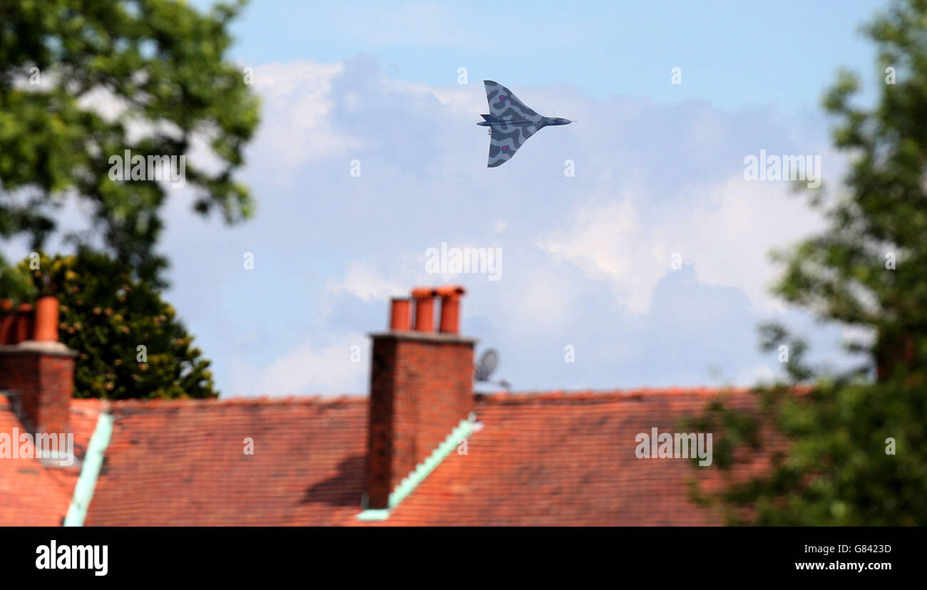 Der einzige verbliebene Airworthy Avro Vulcan Bomber - XH558 führt einen Fliegerast über Woodford in Cheshire durch, wo er 1960 in der Avro Fabrik montiert wurde, als Teil der V Force Tour 2015, wird der Bomber wahrscheinlich nach dem Ende der Tour vom Fliegen abgesetzt werden. Stockfoto