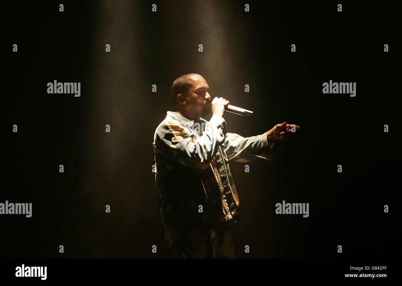 Kanye West tritt auf der Pyramid Stage beim Glastonbury Festival auf, auf der Worthy Farm in Somerset. Stockfoto